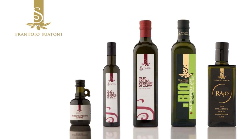 Le diverse bottiglie di olio EVO del Frantoio oleario Suatoni