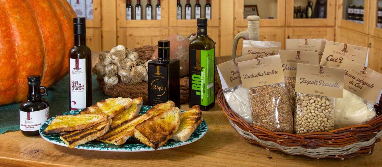 Tavola imbandita di prodotti di enogastronomia umbra del Frantoio Suatoni, insieme a bruschette con olio EVO Frantoio Suatoni